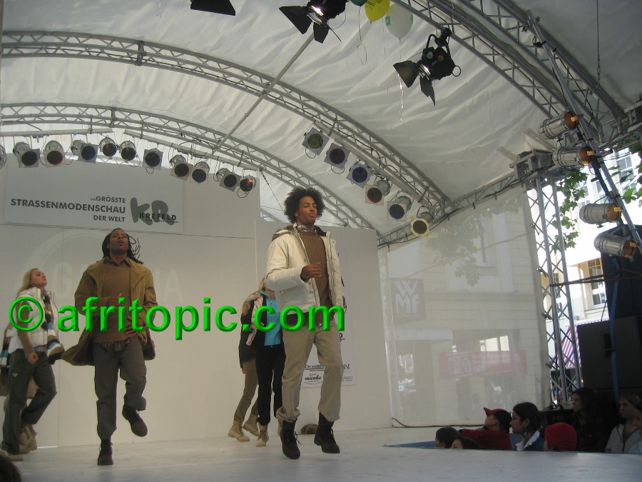 ../Images/Krefeld-Strssenmodenschau-2005 294.jpg